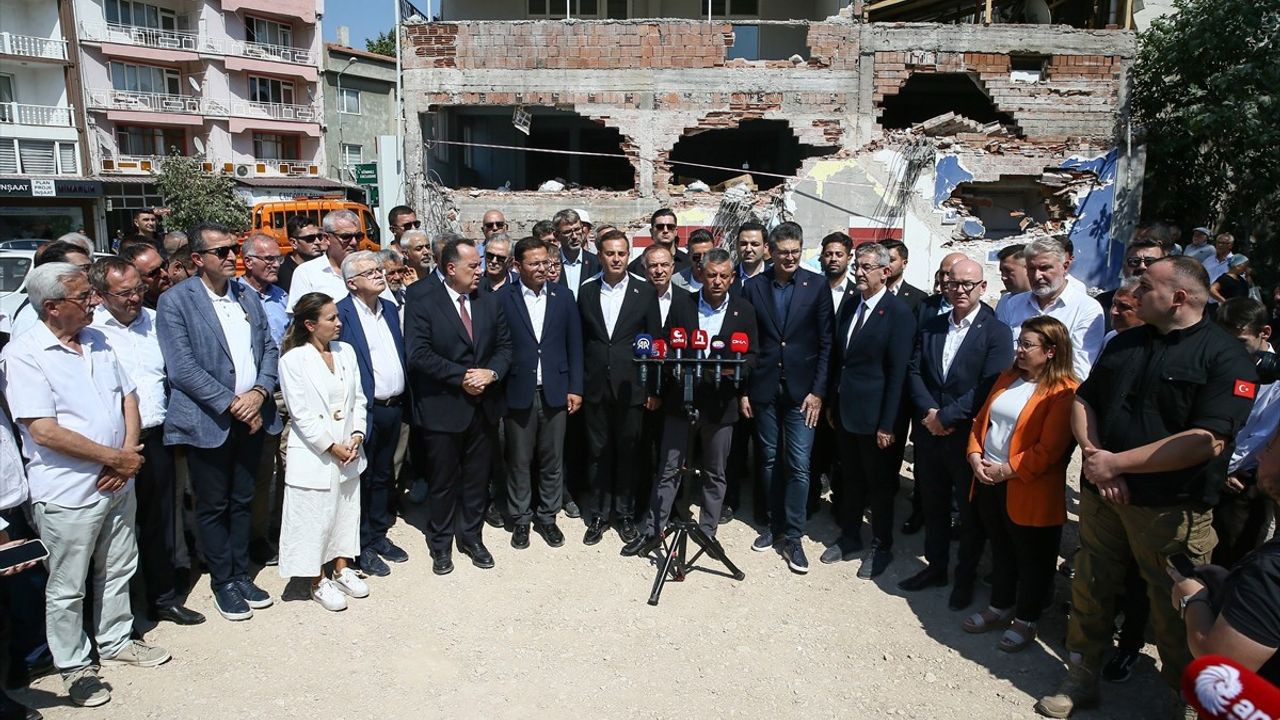 CHP Genel Başkanı Özgür Özel Sındırgı'da Deprem Sonrası Açıklamalarda Bulundu