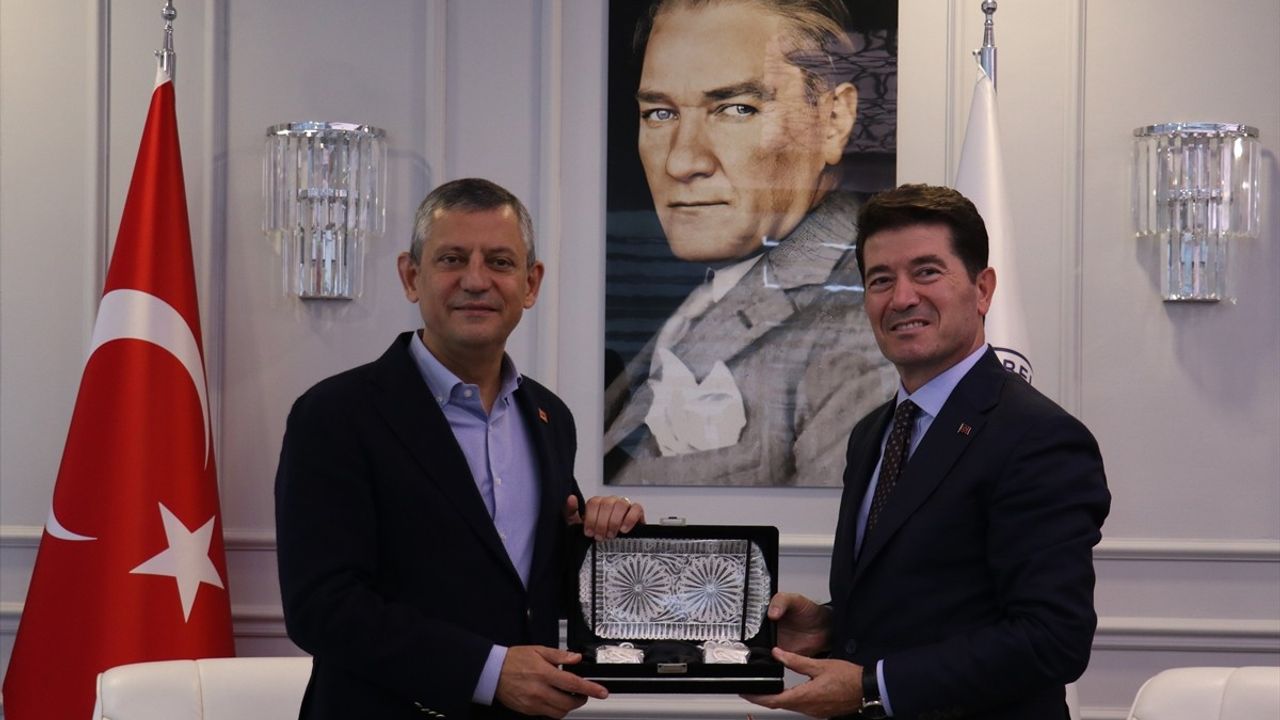 CHP Genel Başkanı Özgür Özel Trabzon'da Ziyaretlerde Bulundu
