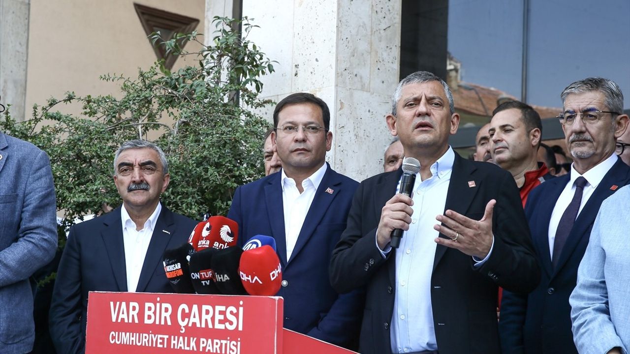 CHP Lideri Özgür Özel Sındırgı'da Afet Değerlendirmesi Yaptı