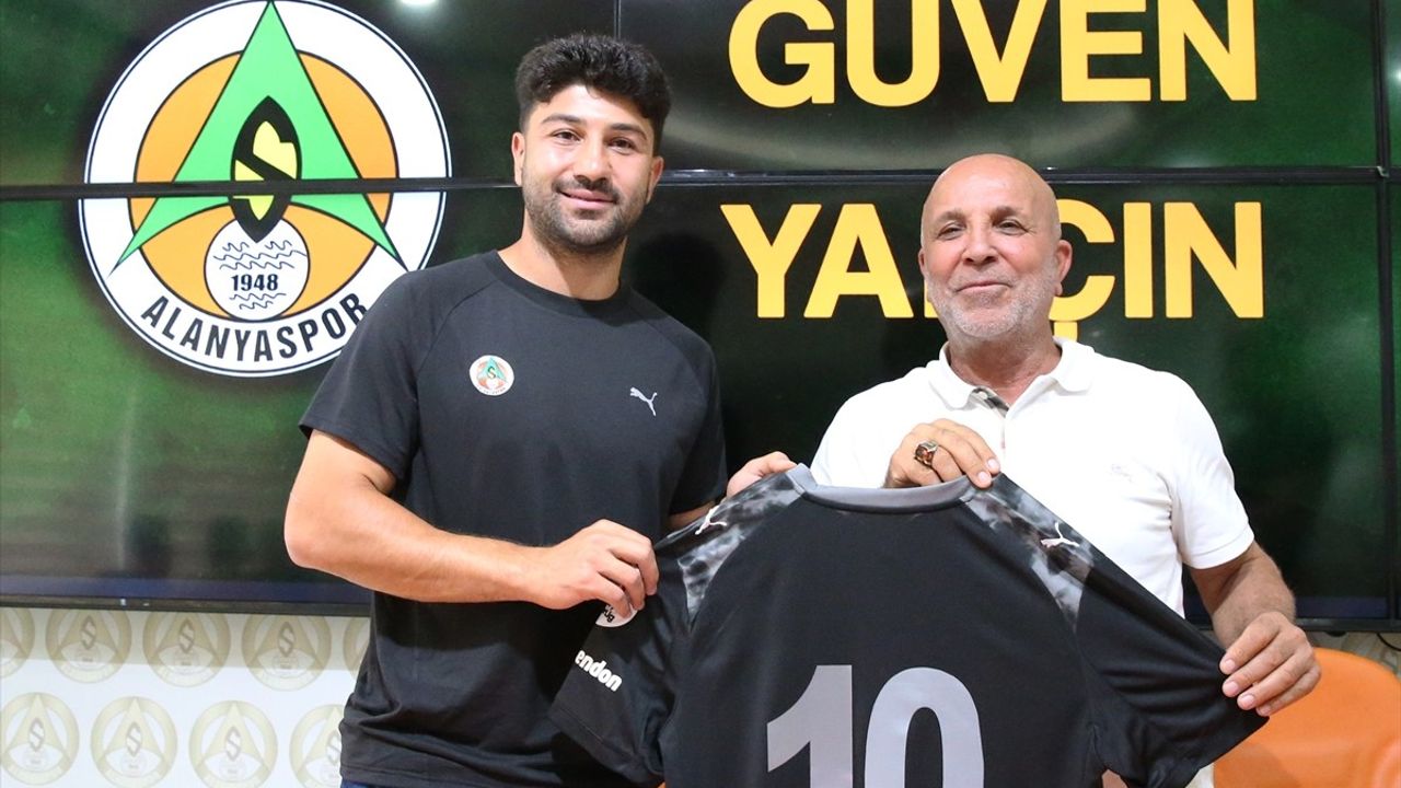 Corendon Alanyaspor'da 4 Yeni Transfer İçin İmza Töreni Düzenlendi
