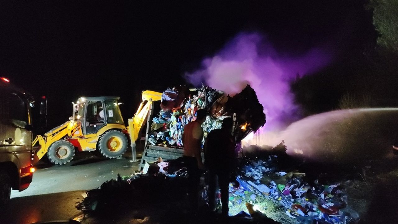 Çorum'da Atık Plastik Yüklü Tırda Yangın Çıktı