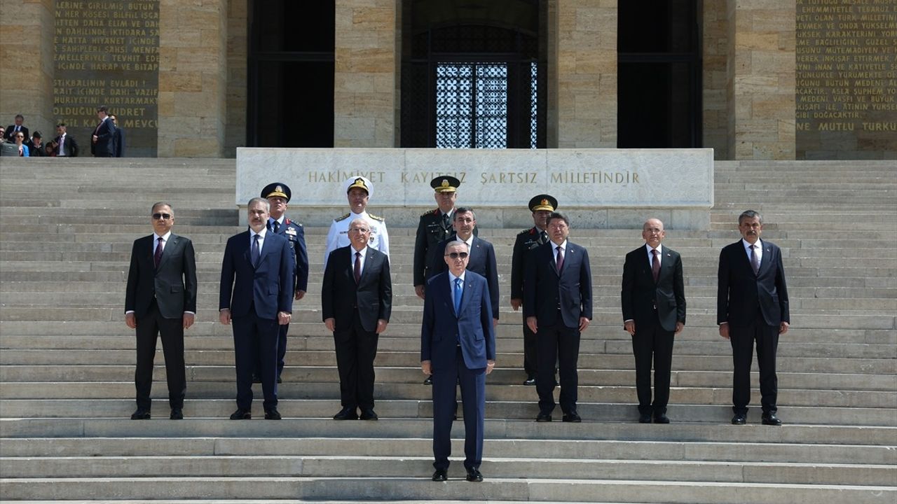 Cumhurbaşkanı Erdoğan ve YAŞ'dan Anıtkabir Ziyareti