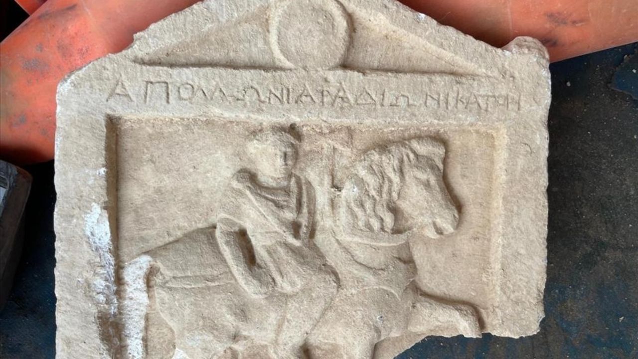 Denizli'de Roma Dönemine Ait Mezar Taşı Keşfedildi