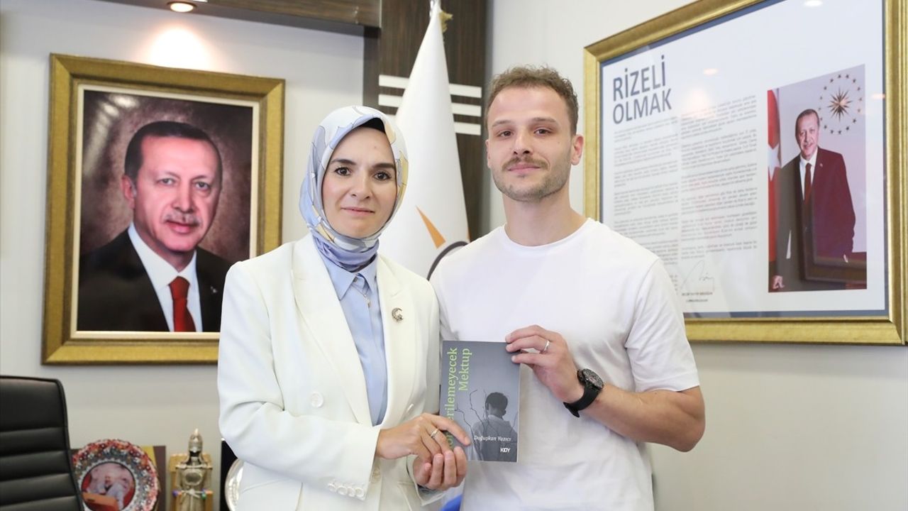 Devlet Korumasındaki Genç Yazar, Hayat Hikayesini Bakan Göktaş'a Hediye Etti