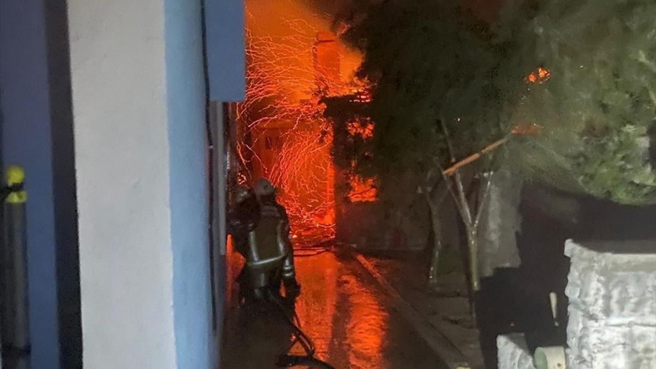 Dikili'de Yangın: Ekipler Müdahaleye Devam Ediyor