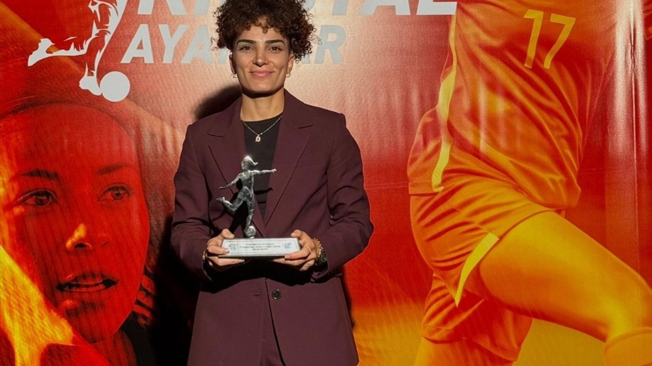 Dilan Bora'ya Yılın Defans Oyuncusu Ödülü Kutlaması