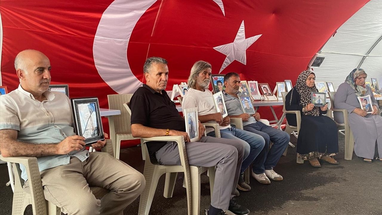 Diyarbakır Anneleri Evlatları İçin Nöbet Tutuyor