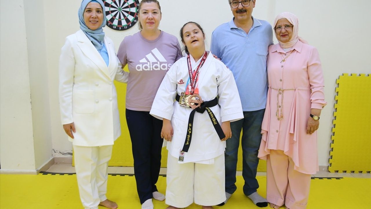 Down Sendromlu Karateci Ayşegül Reyyan'ın Milli Takım Hedefi