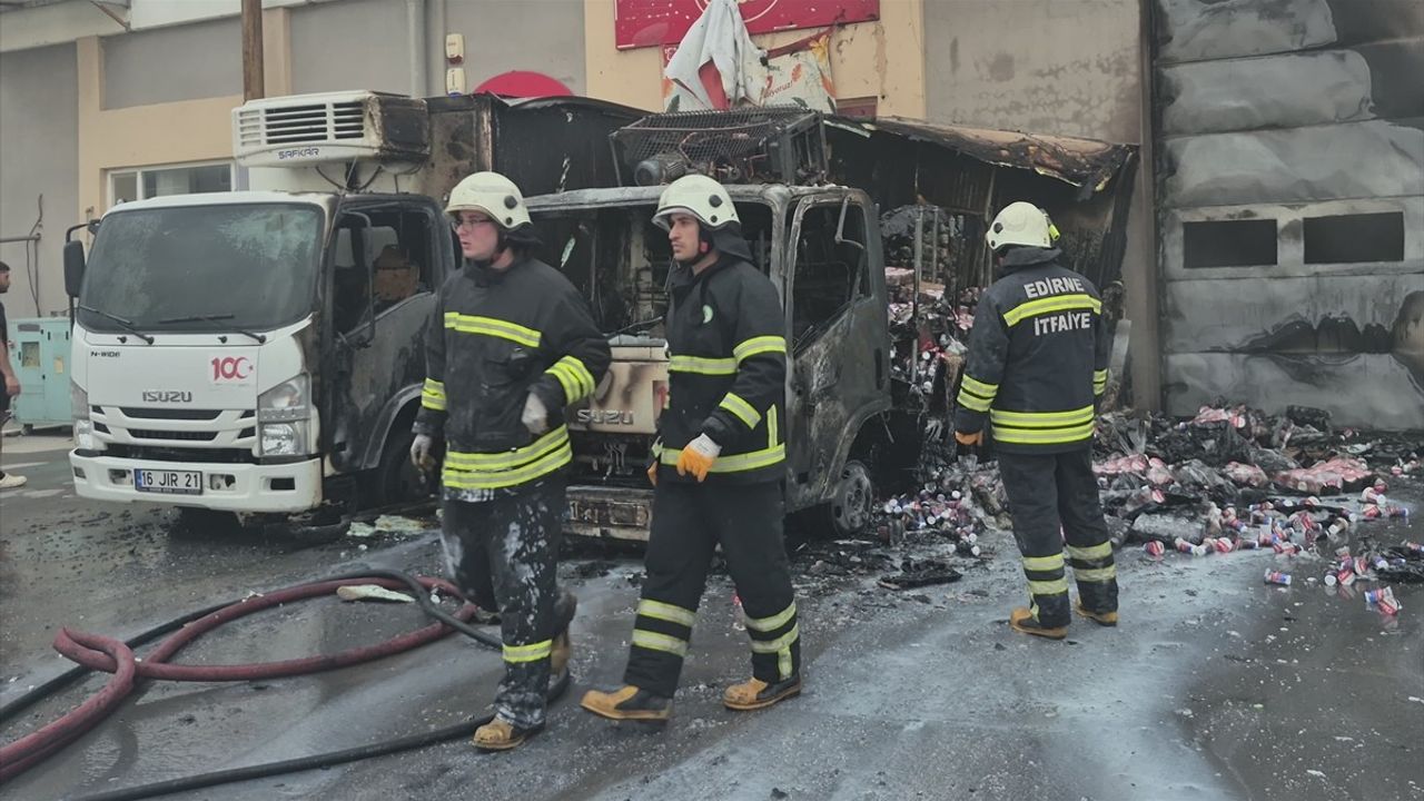 Edirne'de Park Halindeki Kamyonlar Yangında Zarar Gördü