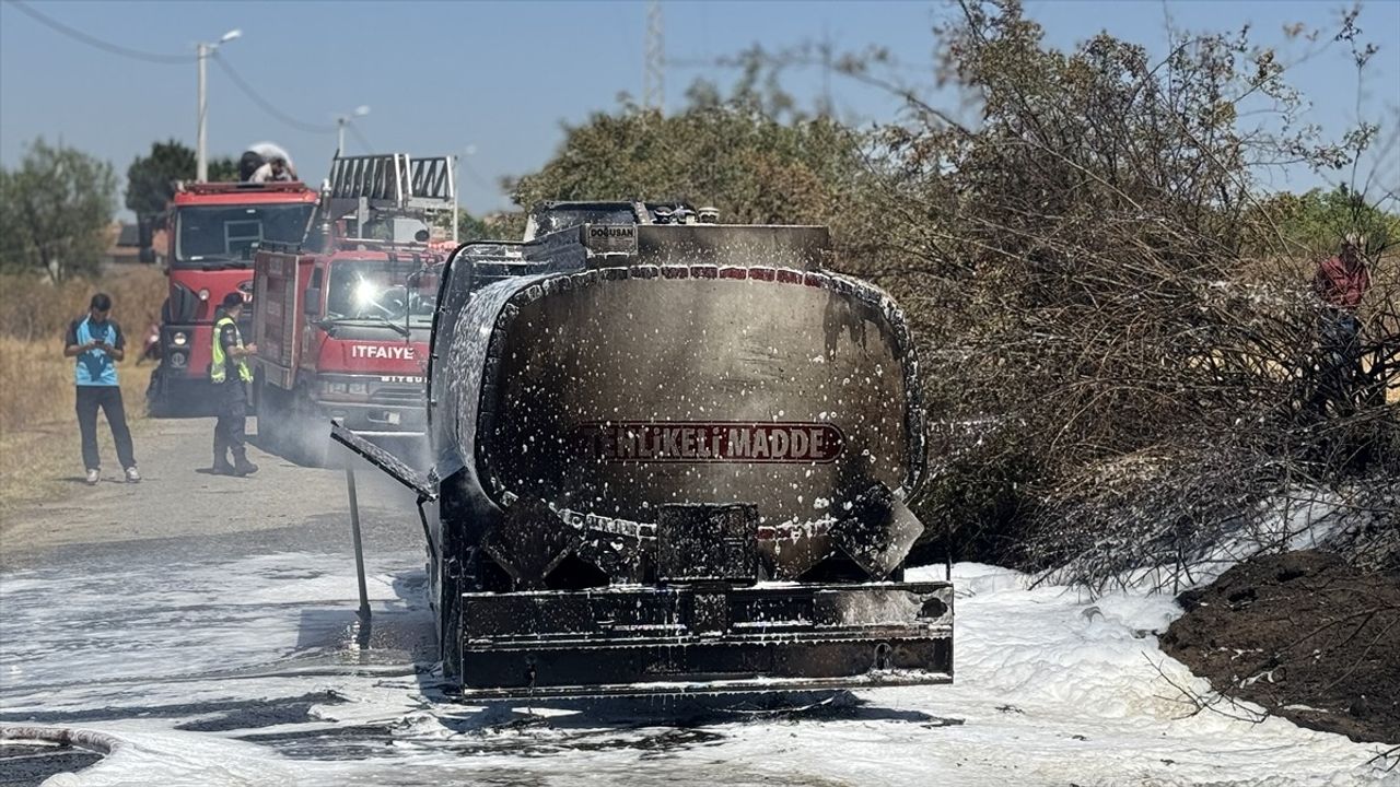 Edirne'de Seyir Halindeki Akaryakıt Tankerinde Yangın Çıktı