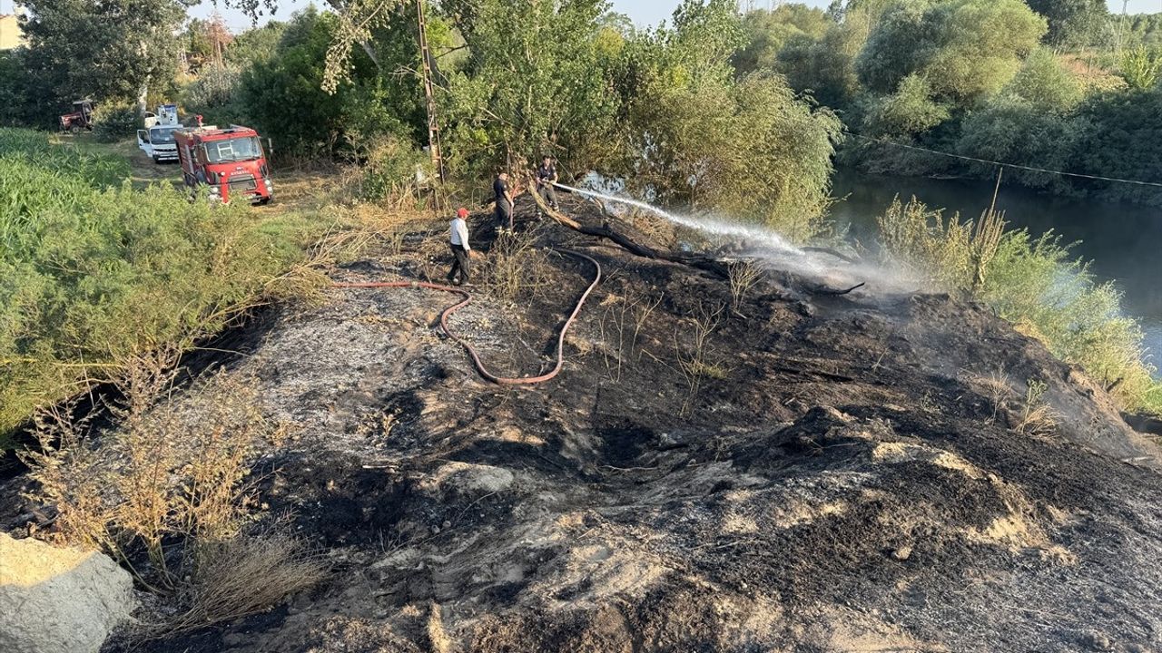 Edirne'de Tunca Nehri Kenarında Yangın Söndürüldü