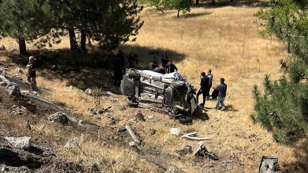 Elazığ'da Hafif Ticari Araç Şarampole Devrildi: 3 Yaralı