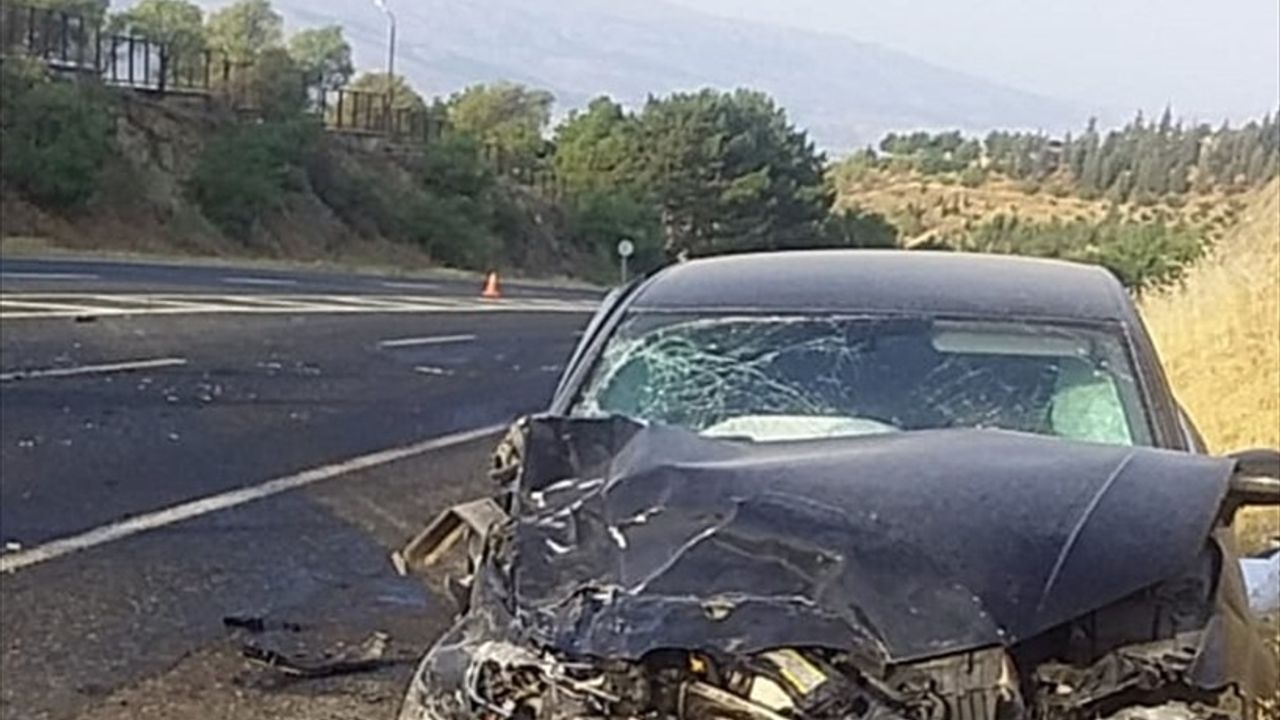 Elazığ'da İki Araç Çarpıştı, 6 Yaralı
