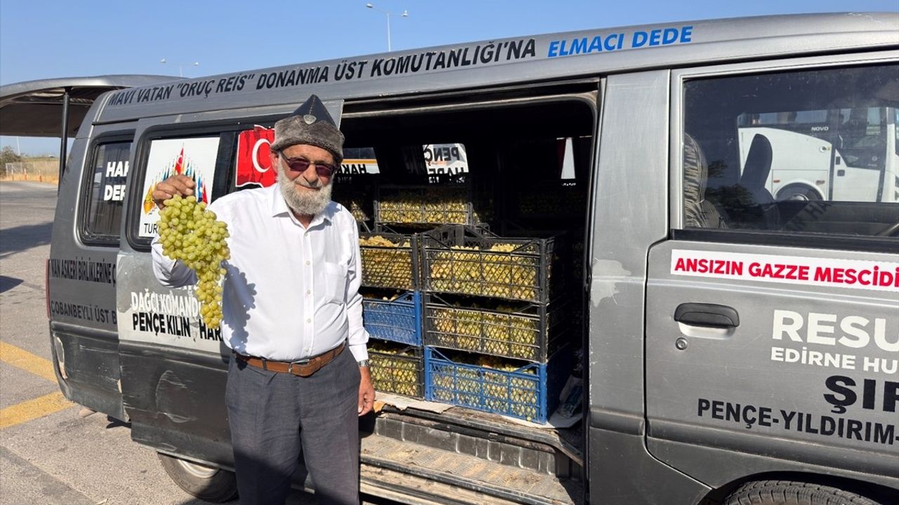 Elmacı Dede'den Askerlere Üzüm İkramı