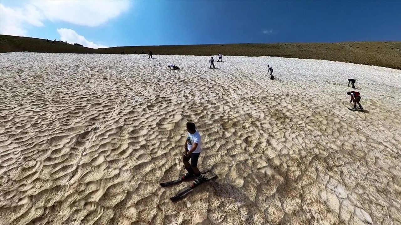 Erzincan'da Ağustosta Karda Kayak Keyfi