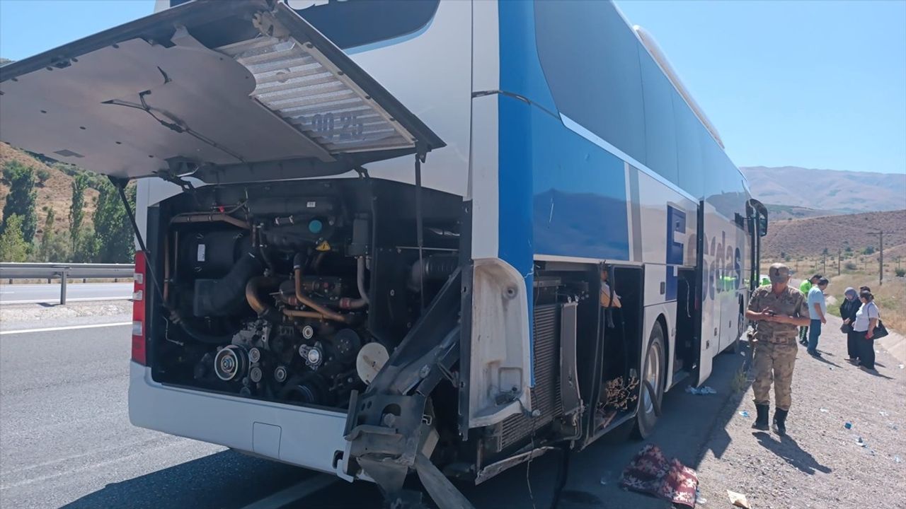 Erzincan'da Yolcu Otobüsü Kazası: 5 Yaralı