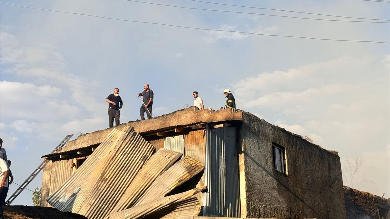 Erzurum'da Kırsal Mahallede Çıkan Yangına Müdahale Ediliyor