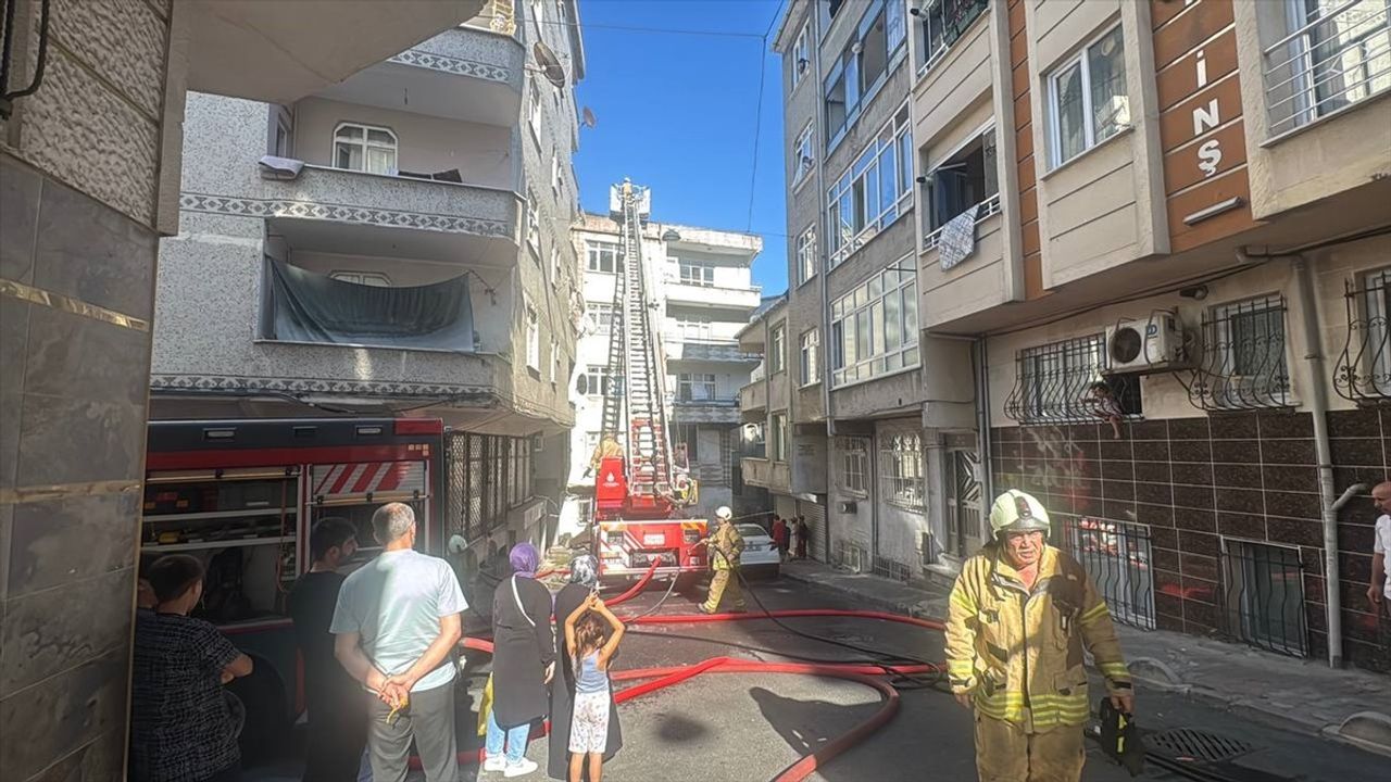 Esenler'de Çatı Yangını Kontrol Altına Alındı