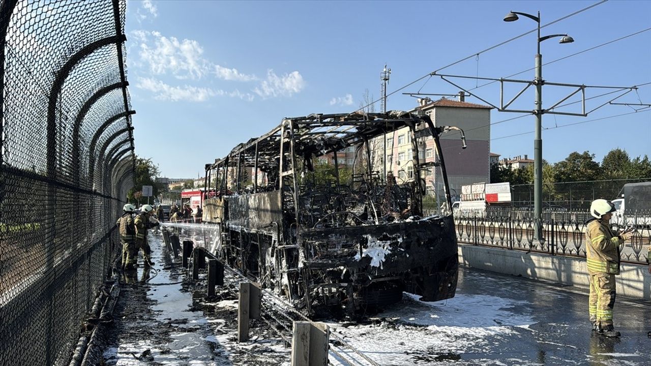 Esenler'deki Yangın: Servis Aracı Küller İçinde Kaldı