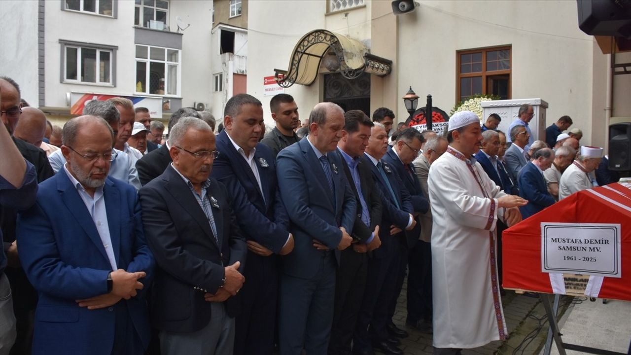 Eski Bakan Mustafa Demir'e Veda: Cenazesi Trabzon'da Toprağa Verildi