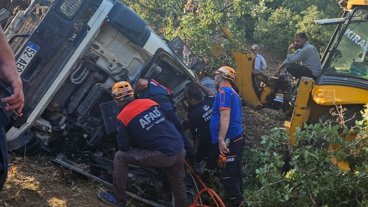 Eskişehir'de Beton Mikseri Devrildi, Sürücü Yaralandı