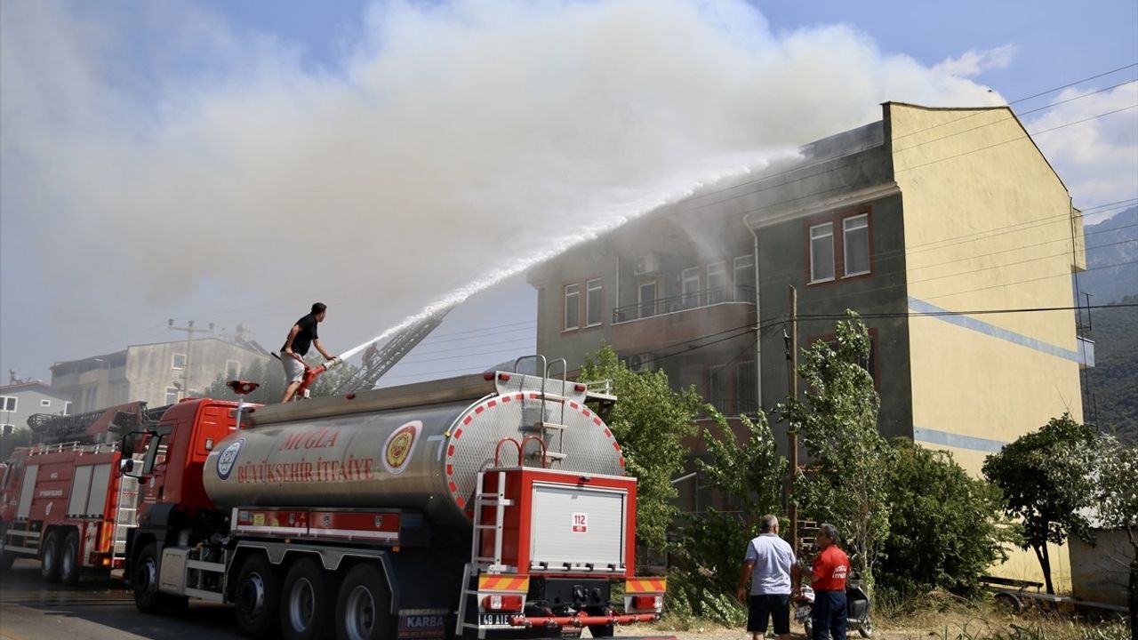 Fethiye'de Çatı Katı Yangını Büyük Hasara Neden Oldu