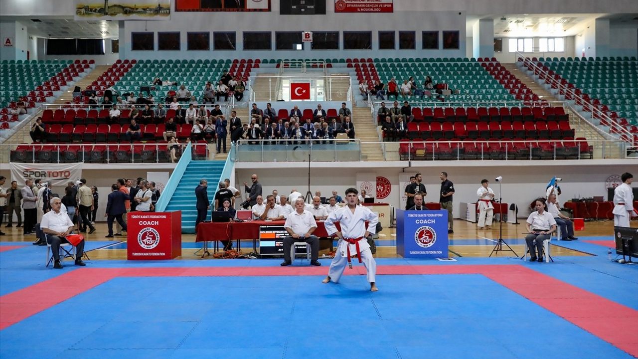 Gençlik ve Spor Bakanı Bak, Türkiye Karate Premier Ligi'ni Ziyaret Etti