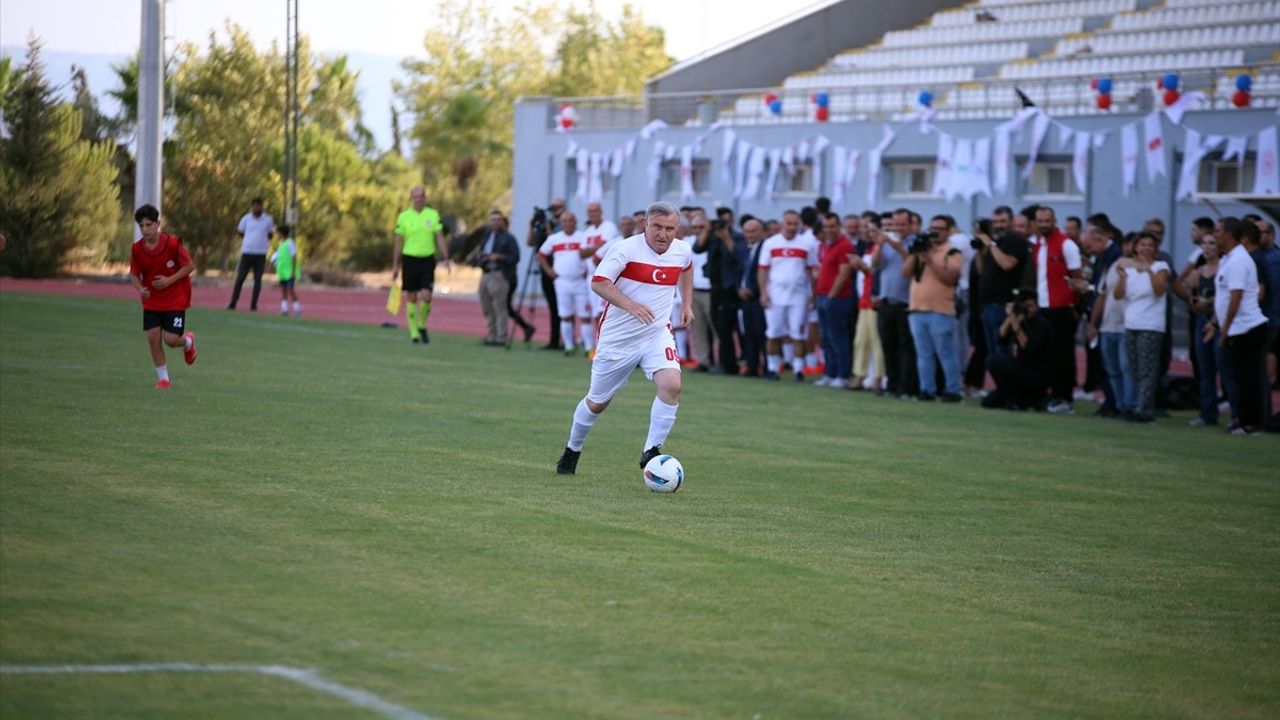 Gençlik ve Spor Bakanı Osman Aşkın Bak Aydın'da Gösteri Maçında Forma Giydi