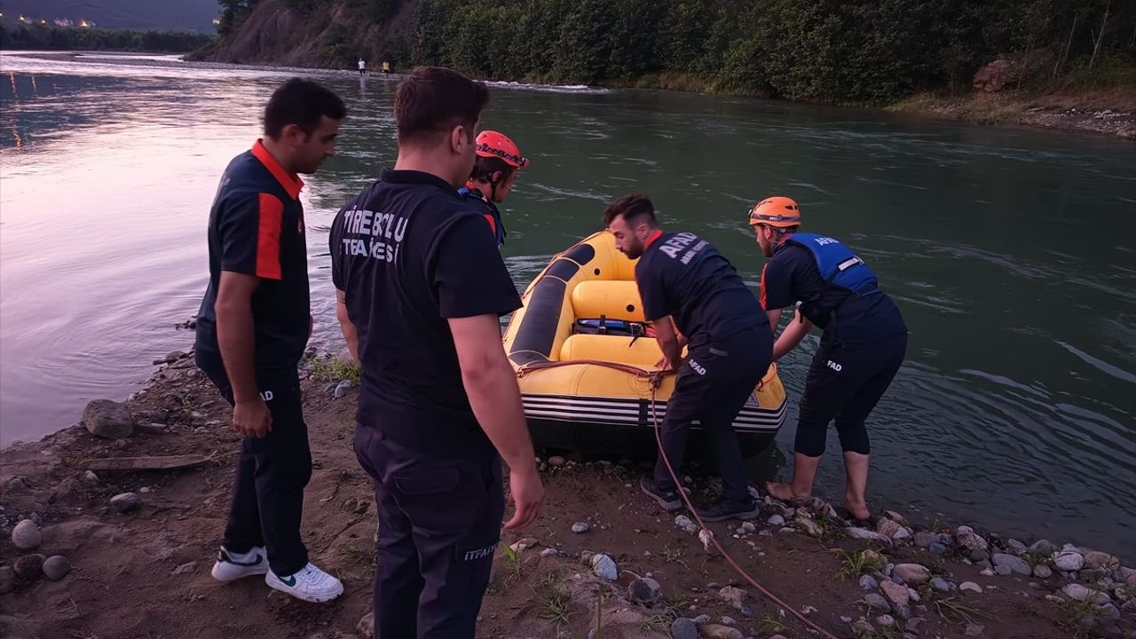 Giresun'da Harşit Çayı'nda Mahsur Kalan İki Kişi Kurtarıldı