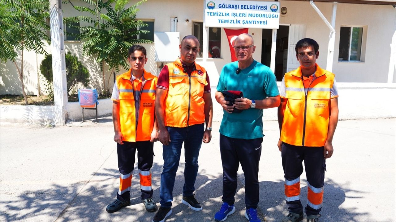 Gölbaşı'nda Temizlik İşçileri Altın ve Para Buldu