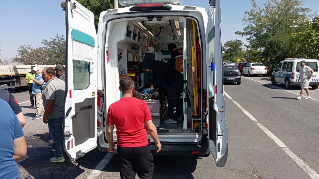 Gülşehir'de traktör ile hafif ticari aracın çarpışması: Sürücü ağır yaralandı
