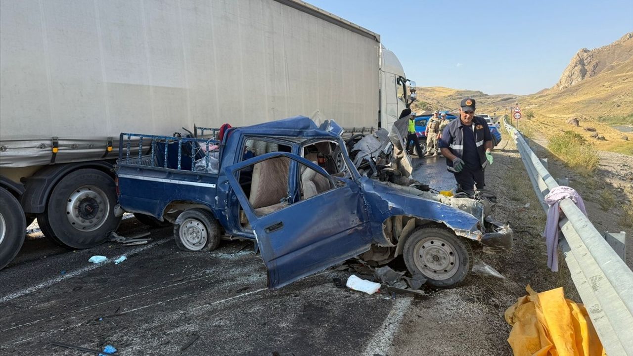 Hakkari'de Kaza: 4 Kişi Hayatını Kaybetti