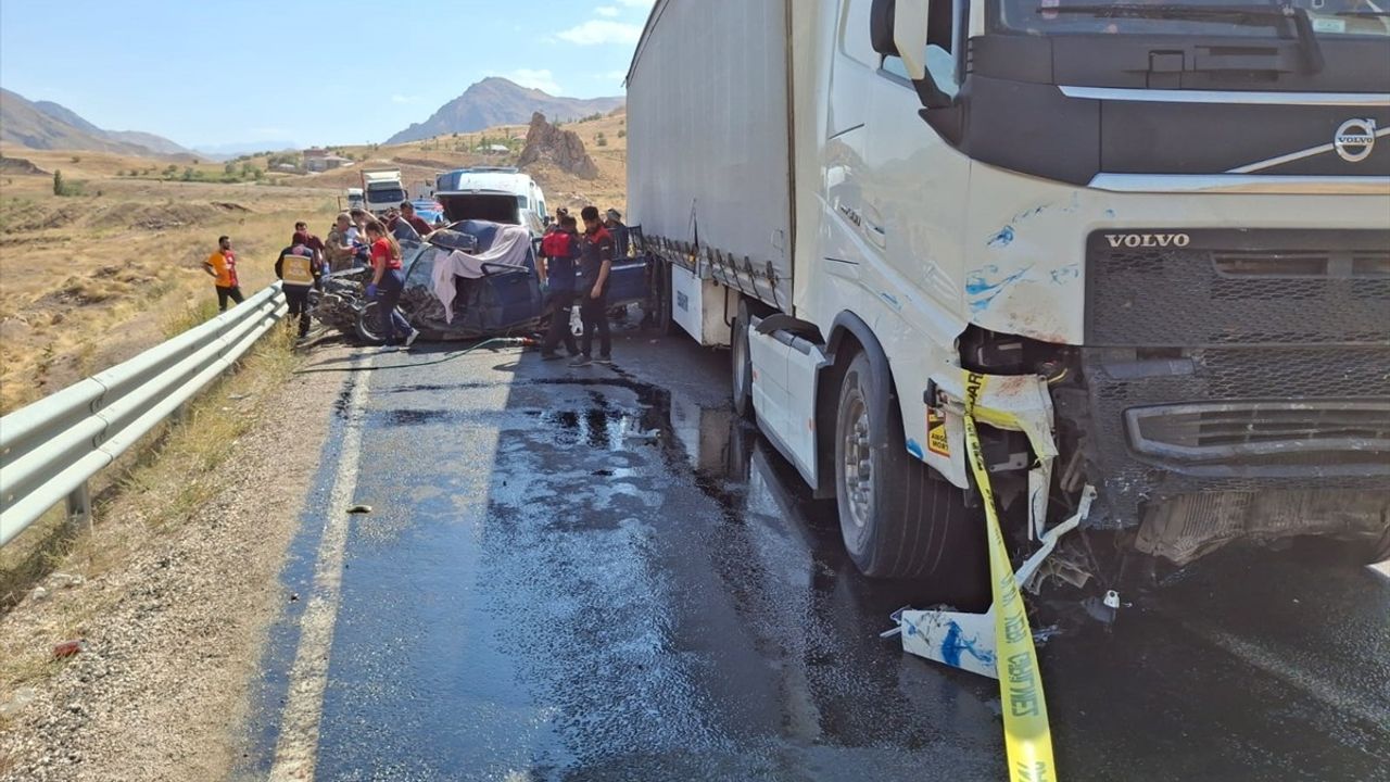Hakkari'de Trafik Kazası: 3 Ölü, 2 Yaralı