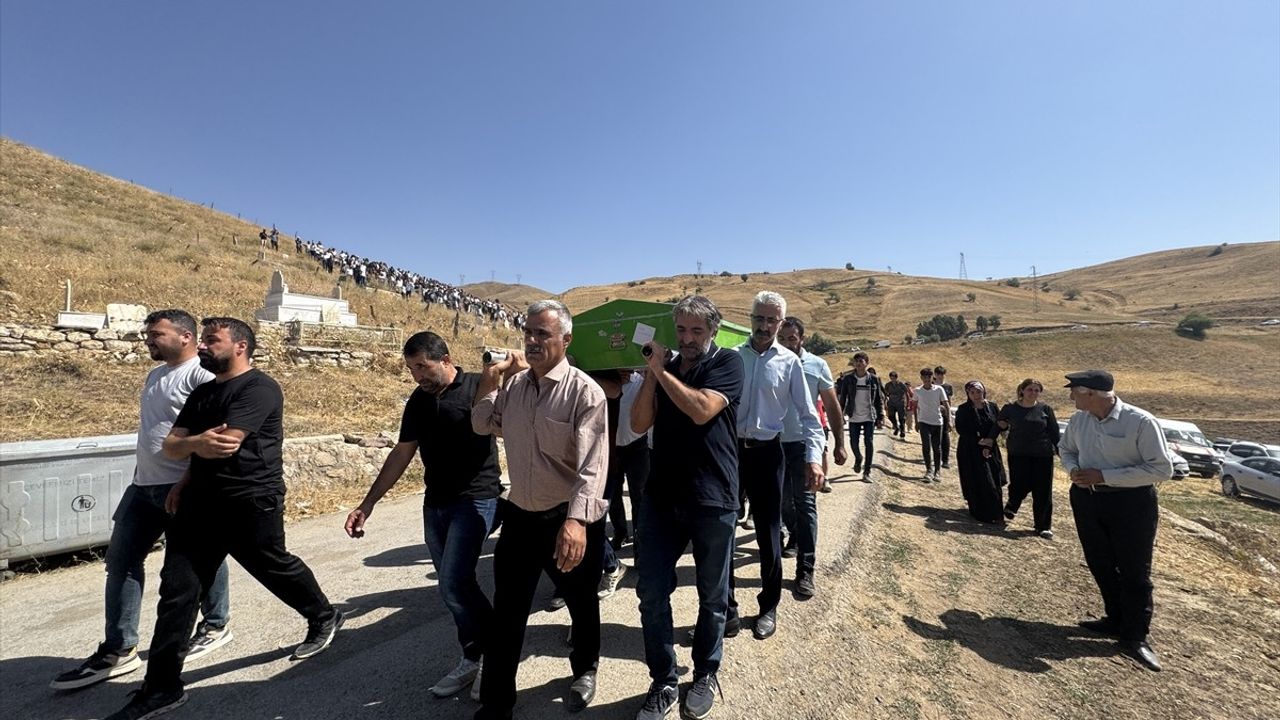 Hakkari'deki Trajik Kazanın Ardından 5 Aile Üyesinin Cenazesi Defnedildi