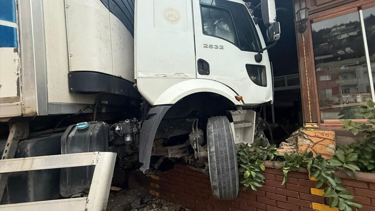 Hatay'da Kamyonun Vidanjör ve Restorana Çarpması Sonucu 1 Yaralı