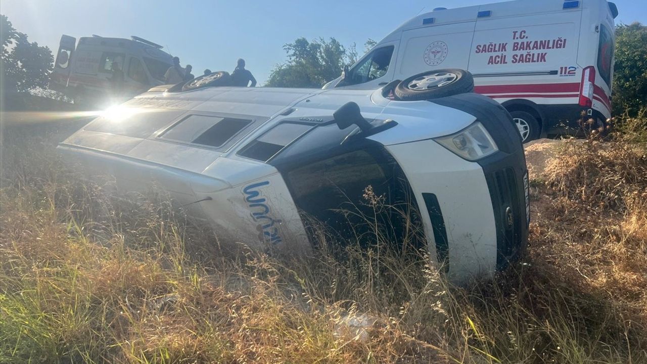 Hatay'da Minibüs Devrildi: 13 Yaralı