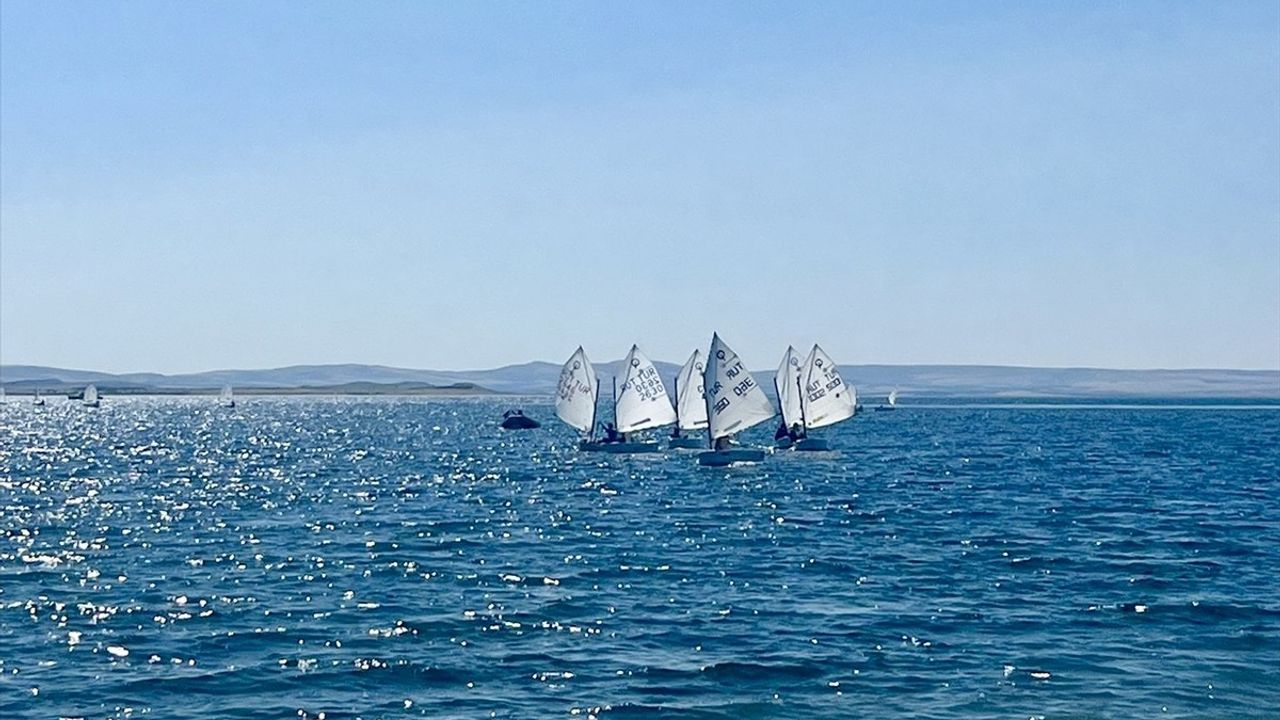 Hirfanlı'da Anadolu Yelken Ligi Optimist Yarışları Devam Ediyor