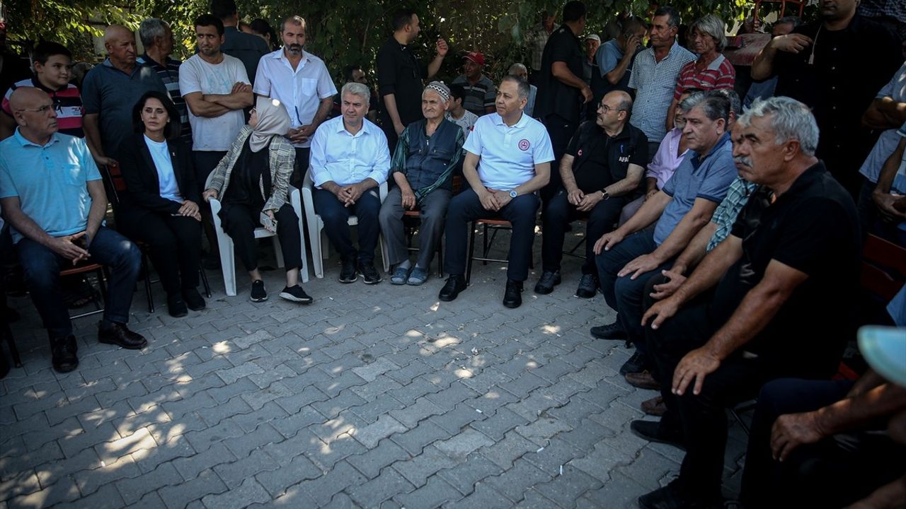 İçişleri Bakanı Yerlikaya'dan Sındırgı'daki Deprem İncelemesi
