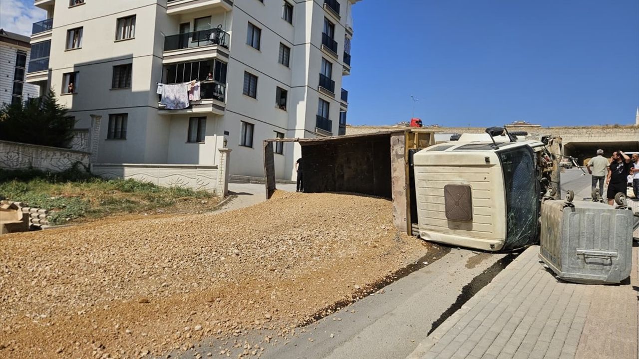İnegöl'de Freni Boşalan Kamyon Devrildi