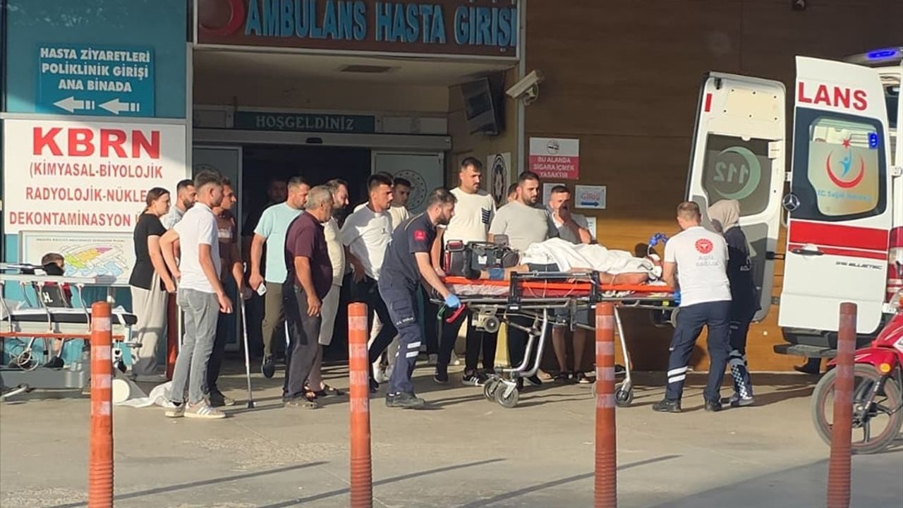 İnegöl'de Motosiklet ve Kamyon Çarpıştı: 2 Ağır Yaralı