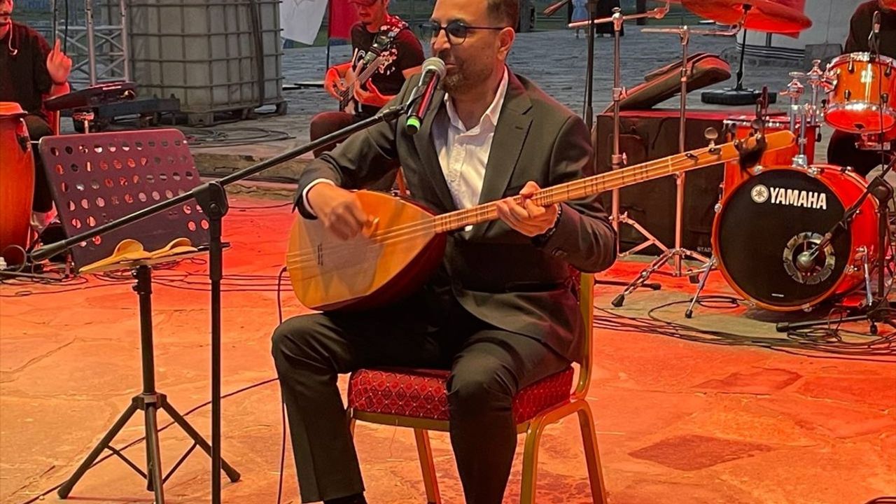 İsmail Altunsaray Malazgirt'te Nefes Kesen Bir Konser Verdi