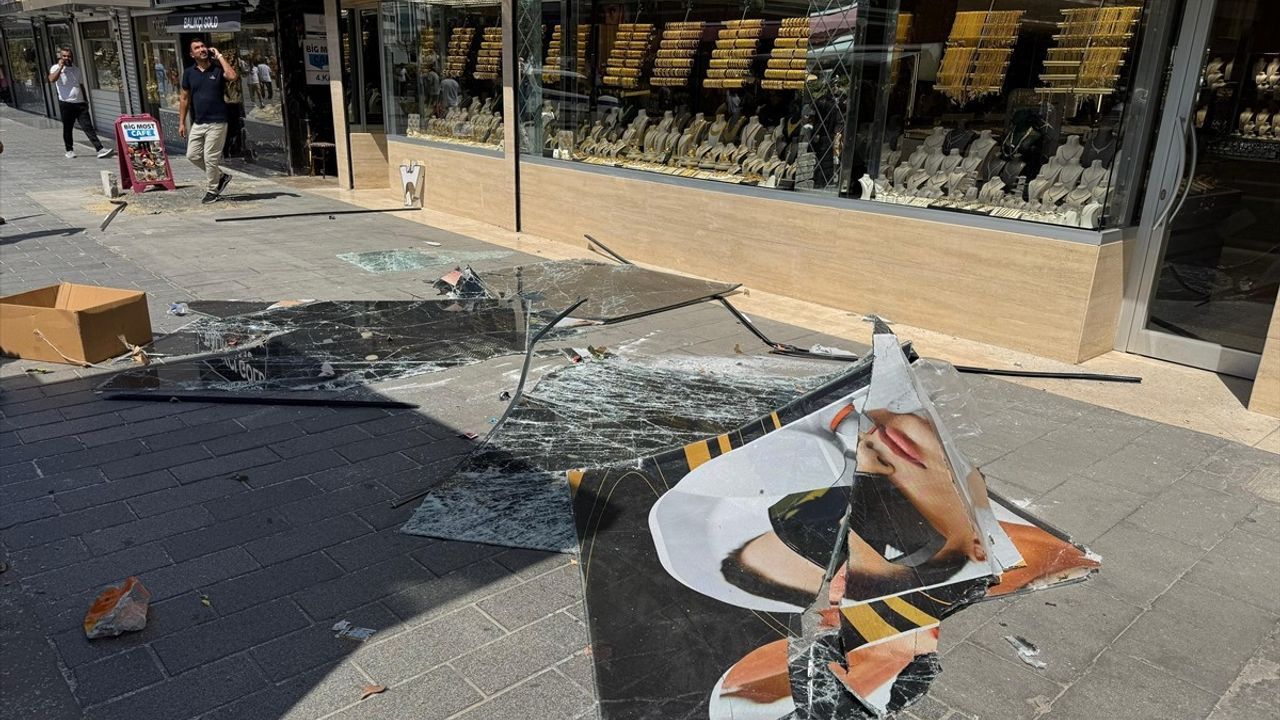 İstanbul'da Fırtına Hayatı Olumsuz Etkiledi