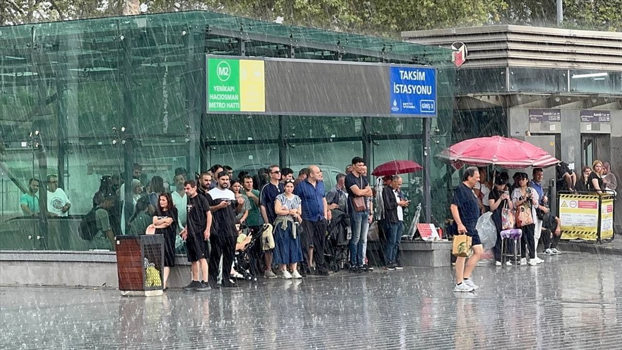 İstanbul'da Yerel Sağanak Yağışlar Etkili Oldu