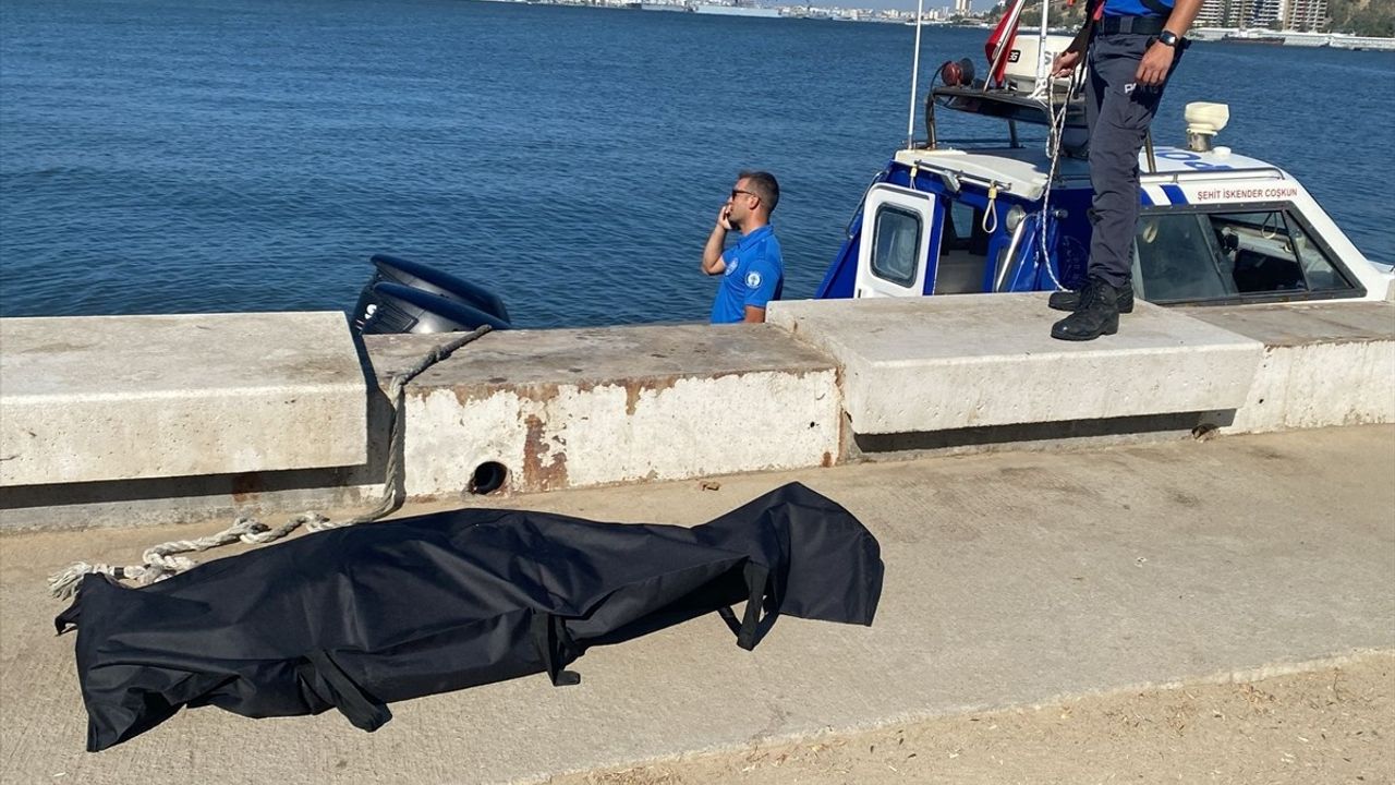 İzmir Bayraklı'da Denizde Erkek Cesedi Bulundu