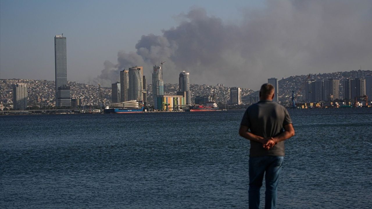 İzmir Buca'da Orman Yangınına Müdahale Başlatıldı