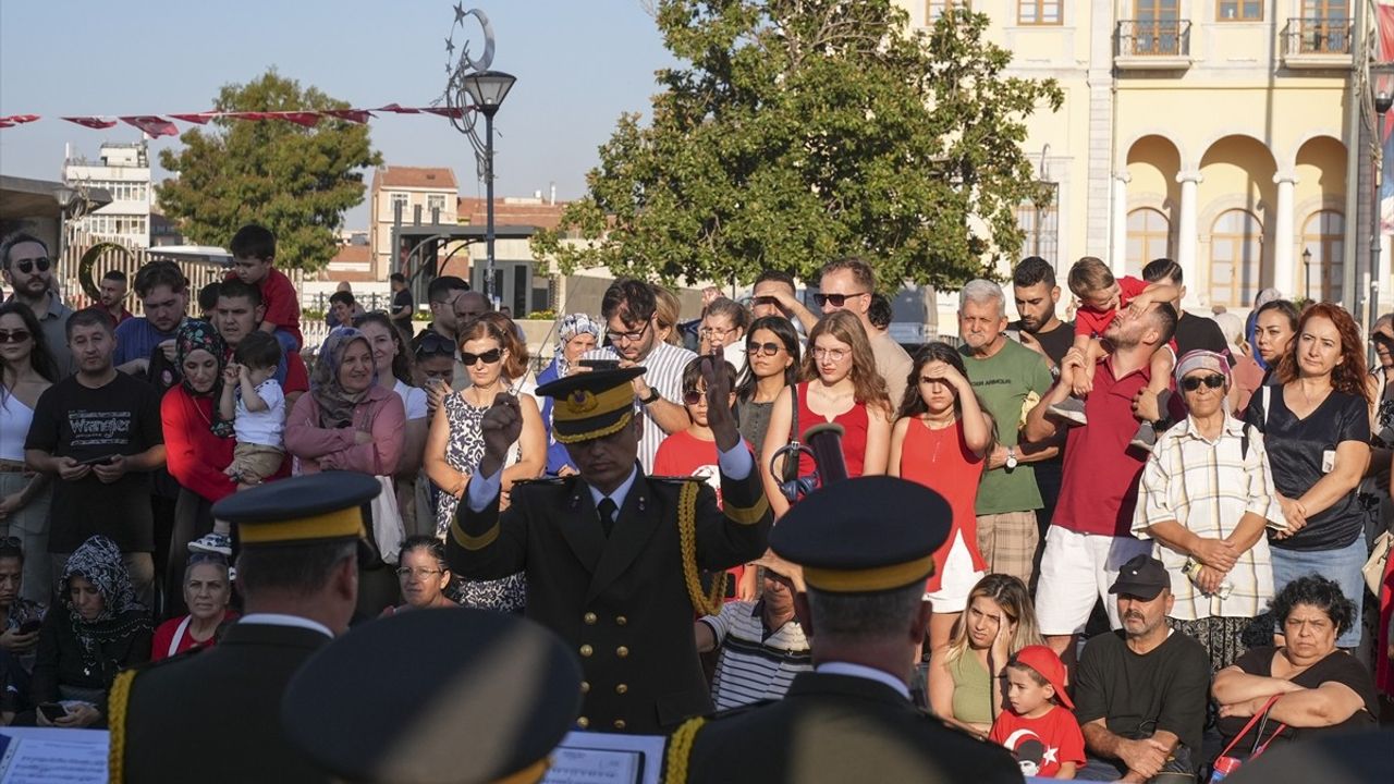 İzmir'de 30 Ağustos Zafer Bayramı Coşkuyla Kutlandı