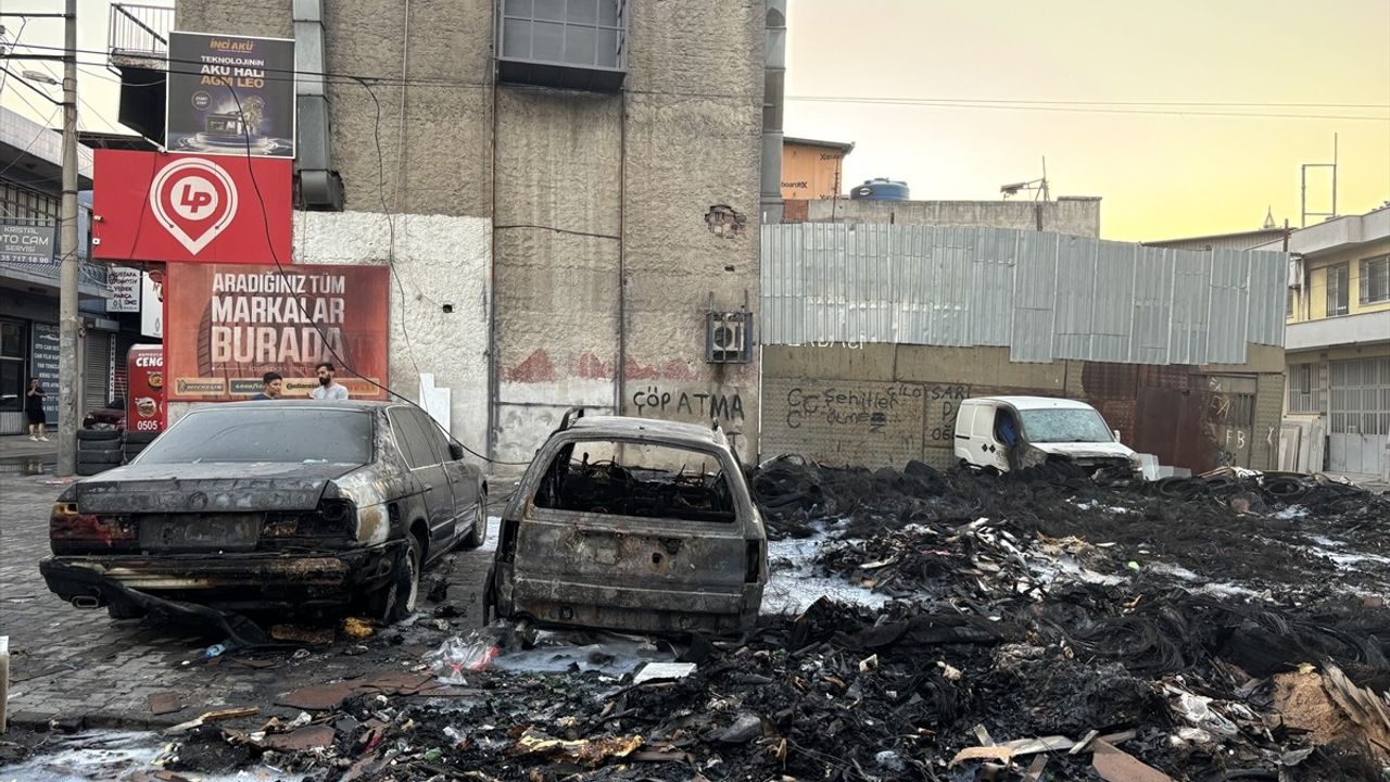 İzmir'de Çöp Alanında Yangın: 6 Araç Zarar Gördü
