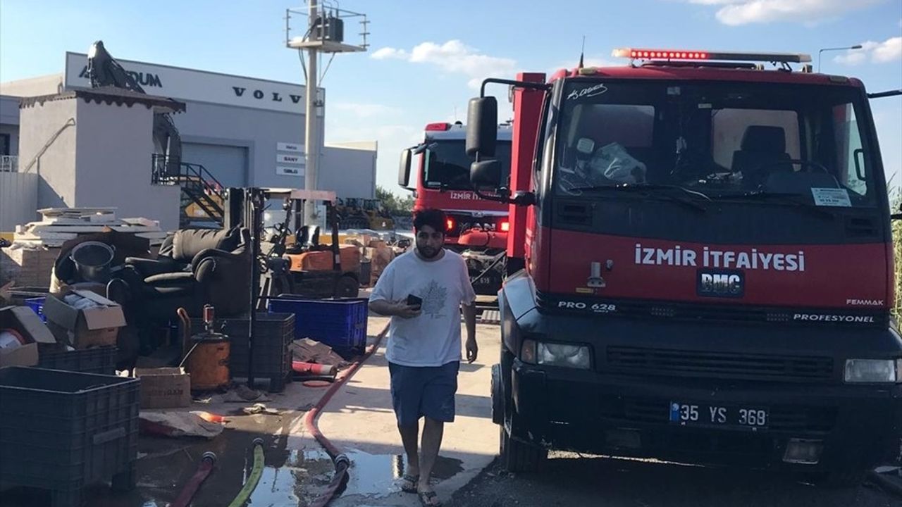 İzmir'de Fabrikada Çıkan Yangın Söndürüldü