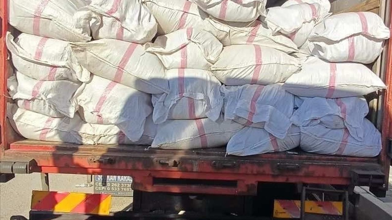 İzmir'de Kaçakçılık Operasyonu: 4 Şüpheli Gözaltında