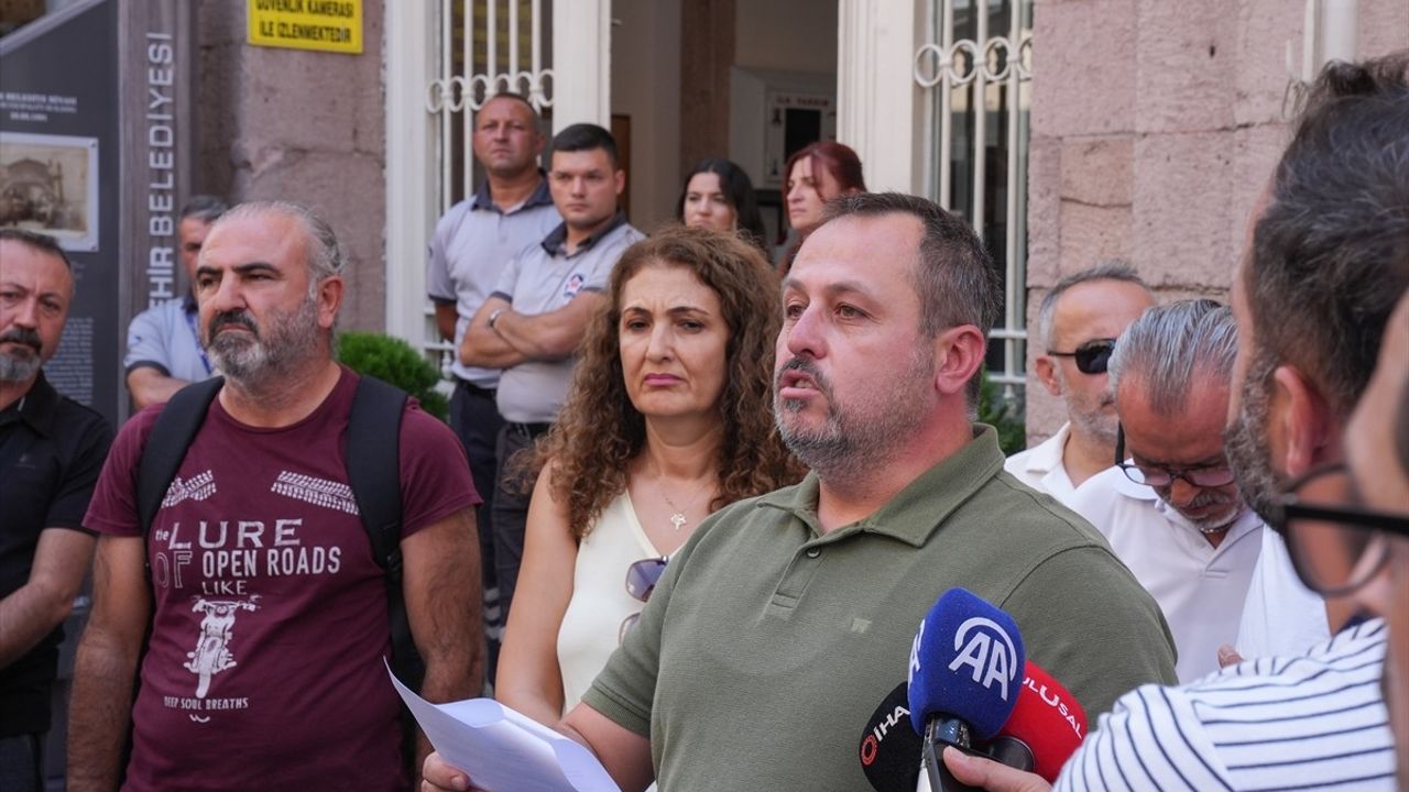 İzmir'de kooperatif hak sahipleri belediye önünde eylem yaptı